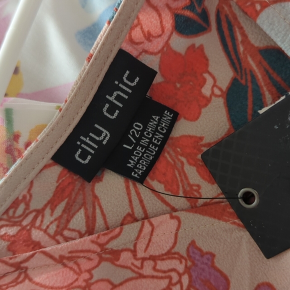 🆕🌿CITY CHIC FLORAL DRESS🌿 - Picture 11 of 13